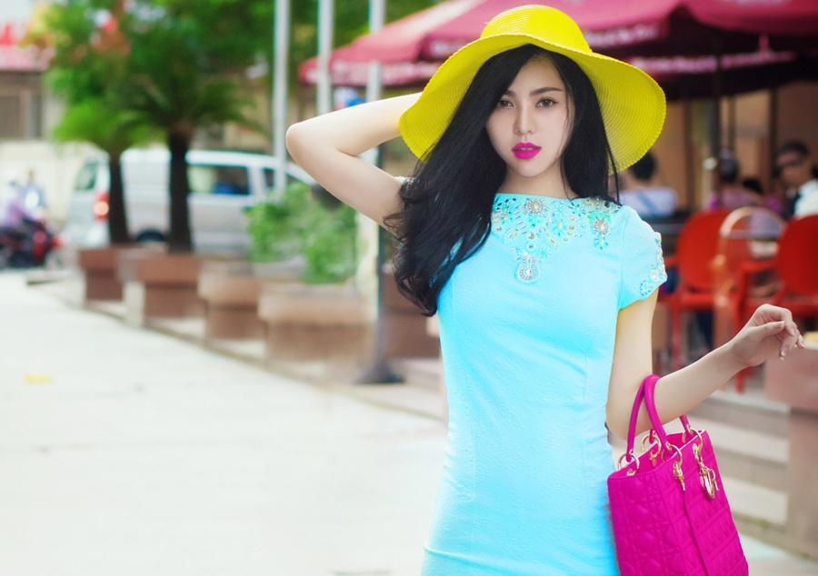 Tra Giang dien mot 'giau quan' khoe chan thon dai tren pho hinh anh