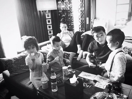 Subeo vui đùa bên bố mẹ và các bạn