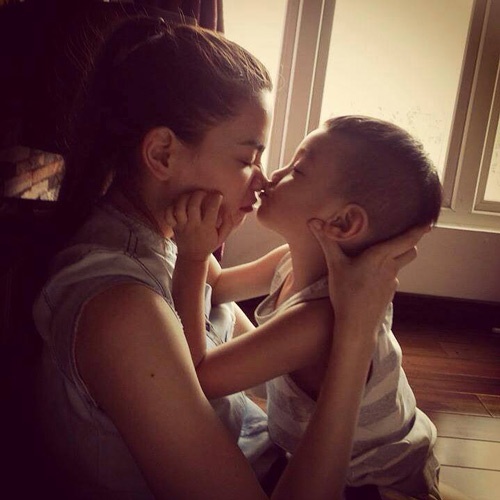 Khoảng đầu tháng 6, doanh nhân Nguyễn Quốc Cường hạnh phúc chia sẻ khoảnh khắc ngọt ngào của vợ con trên trang cá nhân