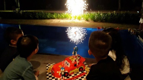 Hình ảnh trong buổi tiệc sinh nhật mà vợ chồng Hồ Ngọc Hà chia sẻ với người hâm mộ.