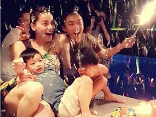 Bạn bè người thân chia sẻ những khoảnh khắc hạnh phúc của gia đình Hà Hồ. Họ muốn gián tiếp phủ nhận thông tin cặp đôi này đã chia tay.