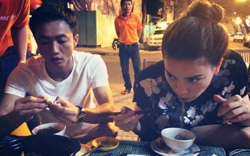 Một người bạn chia sẻ tấm ảnh và tiết lộ, đây là hình ảnh mới nhất của Hồ Ngọc Hà và Nguyễn Quốc Cường. Tuy nhiên, thời điểm tấm ảnh này được ghi thì không ai dám chắc chắn