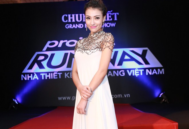 Vay Hong Que mac vuong nghi an sao chep y tuong hinh anh