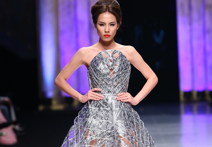 Xu huong toi gian, hinh khoi an tuong cua NTK Project Runway hinh anh