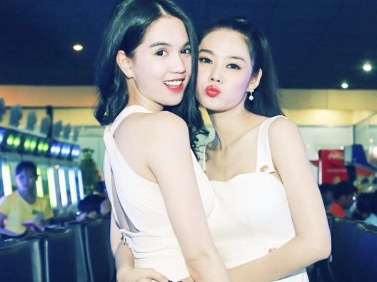 Ngoc Trinh dien dam sexy lan at dan em Linh Chi hinh anh