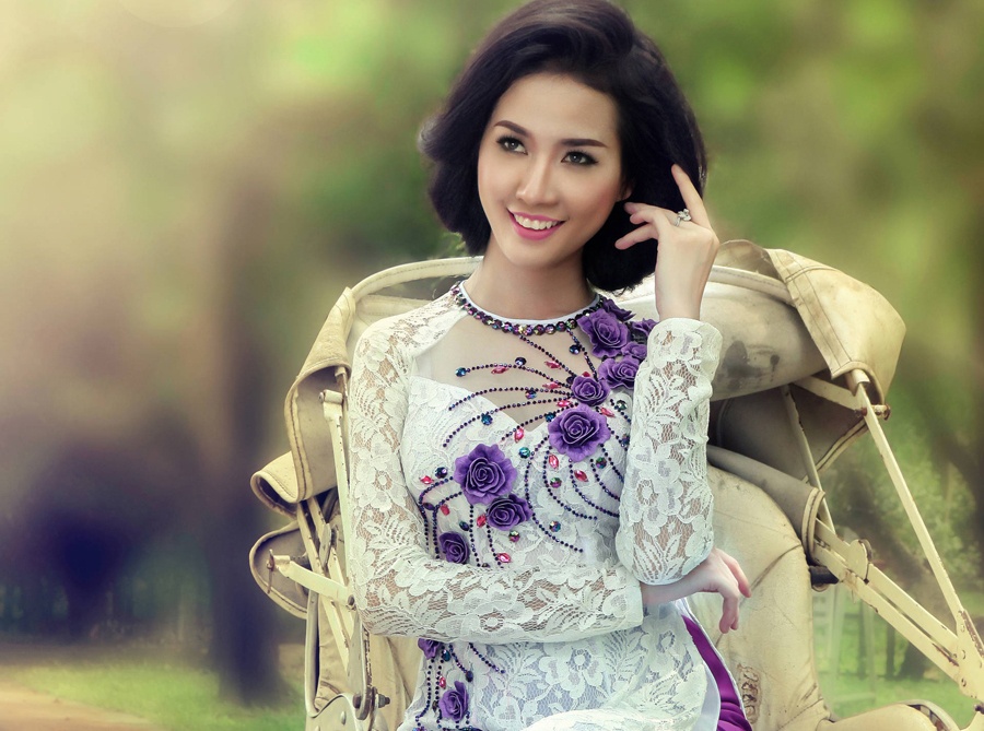 Phan Thi Mo dien ao dai ren dinh hoa tiet quyen ru hinh anh