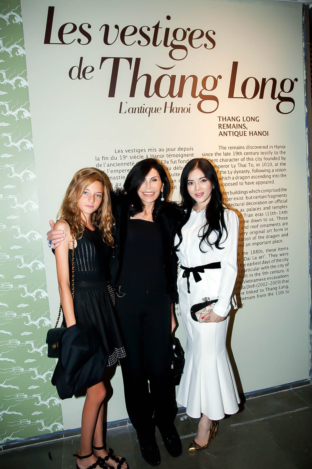 Nữ tỷ phú người Li Băng - bà Mouna Ayoub cùng cháu gái đến thăm triển lãm Rồng bay.