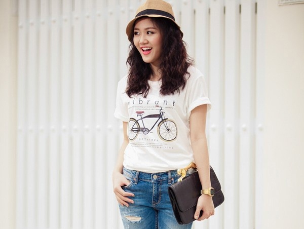 Nguoi dep Viet sanh dieu xuong pho voi ao thun gia re hinh anh