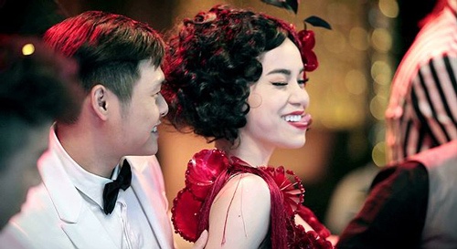 Hà Hồ luôn biết cách tạo ra sức hút với truyền thông và công chúng ở những thời điểm cần thiết.