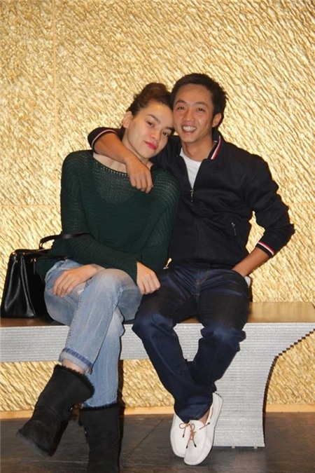 Tuy nhiên, trong những chuyến du lịch, cả hai chọn trang phục đồng bộ, gam màu tối hợp tông.