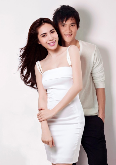 Trong nhiều năm nay, Thủy Tiên trung thành với phong cách gợi cảm, còn Công Vinh lại khá lịch lãm với những bộ cánh đơn giản, nam tính.