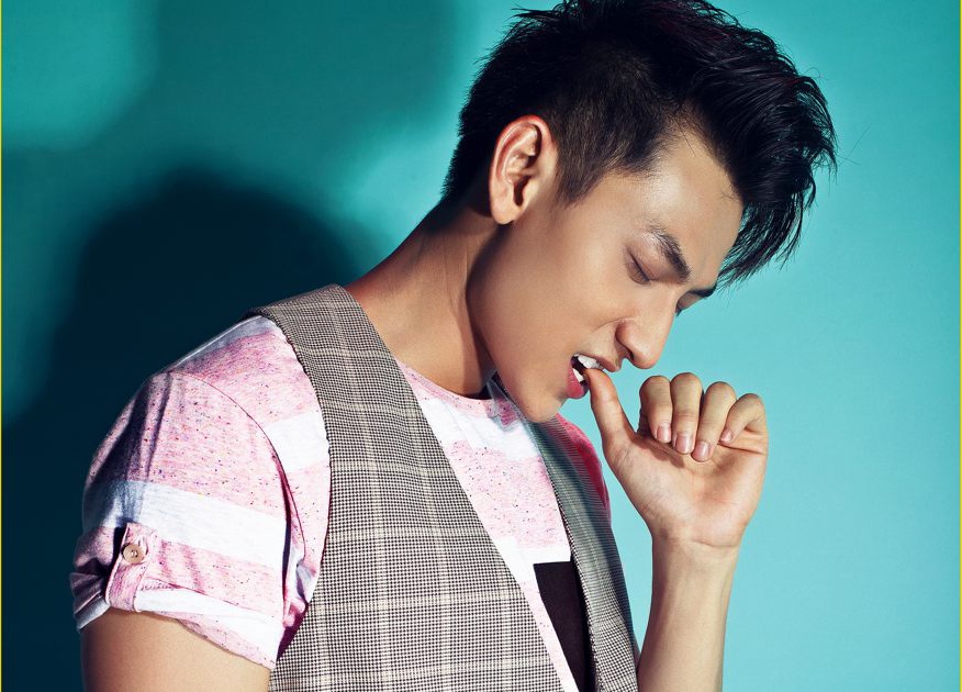 Thu linh nhom 365 dien trai voi trang phuc nam tinh hinh anh