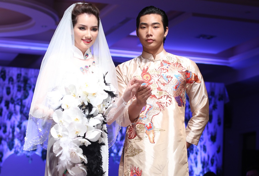 Truc Diem lam co dau duyen dang ben Huu Long hinh anh