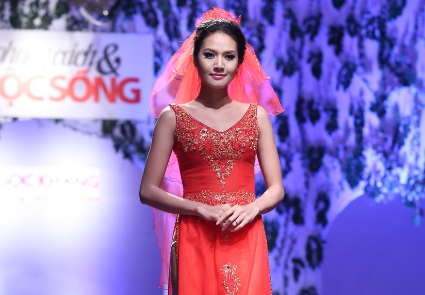 Ao dai cuoi khong tay cho co dau phuong Nam hinh anh