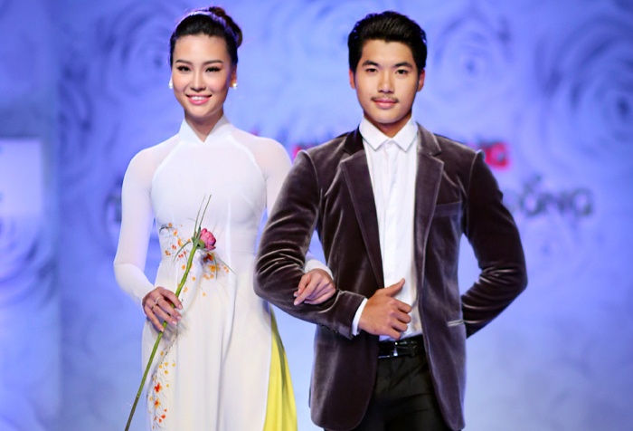 Truong Nam Thanh tinh tu cung ban gai hon tuoi tren san dien hinh anh