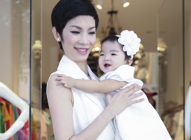 Xuan Lan va con gai dien trang phuc doi di su kien hinh anh