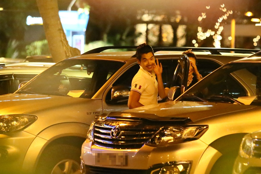  Cả hai còn trêu đùa vui vẻ khi chuẩn bị bước lên ô-tô.