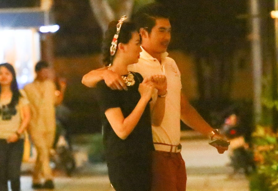 Truong Nam Thanh tinh tu cung ban gai hon tuoi tren pho hinh anh