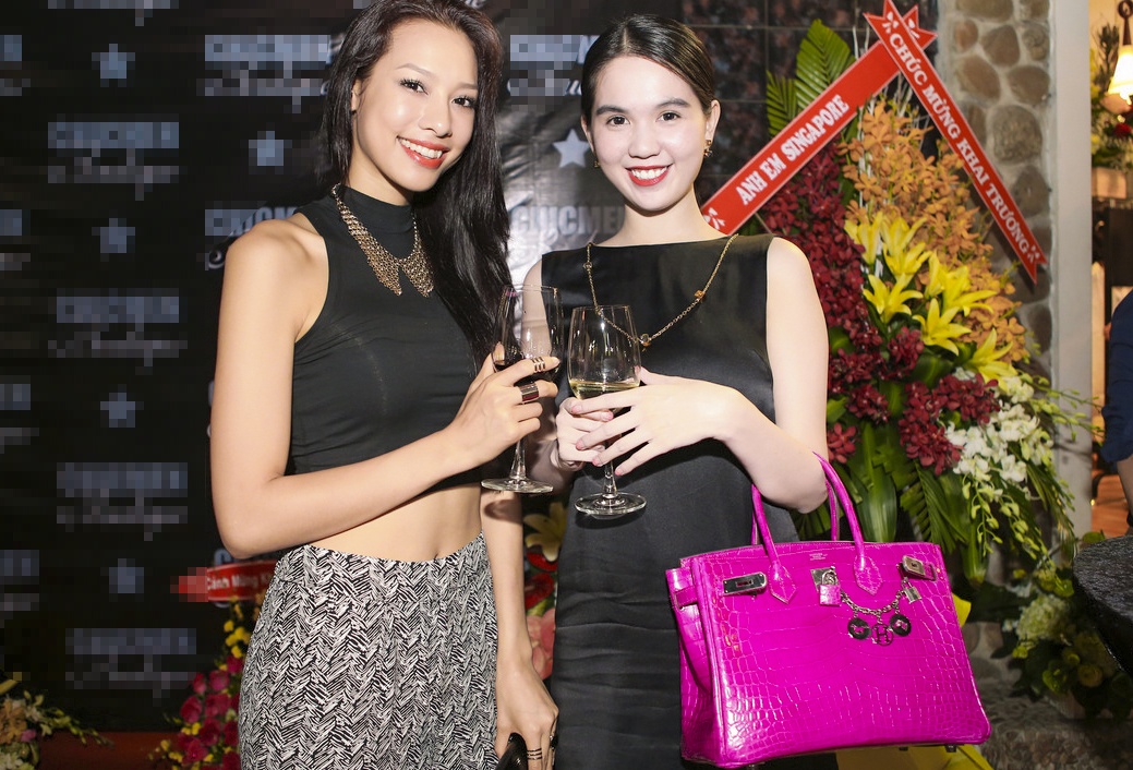 Ngoc Trinh xach tui 1,5 ty dong di tiec sau nghi an hang gia hinh anh