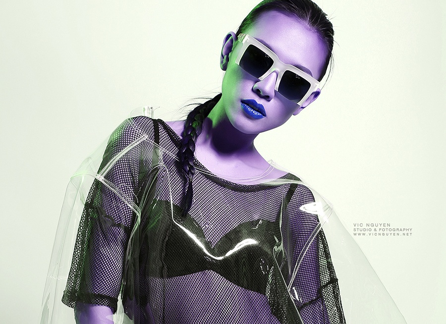 Dieu Huyen dien ao nhua trong suot lap lo noi y hinh anh