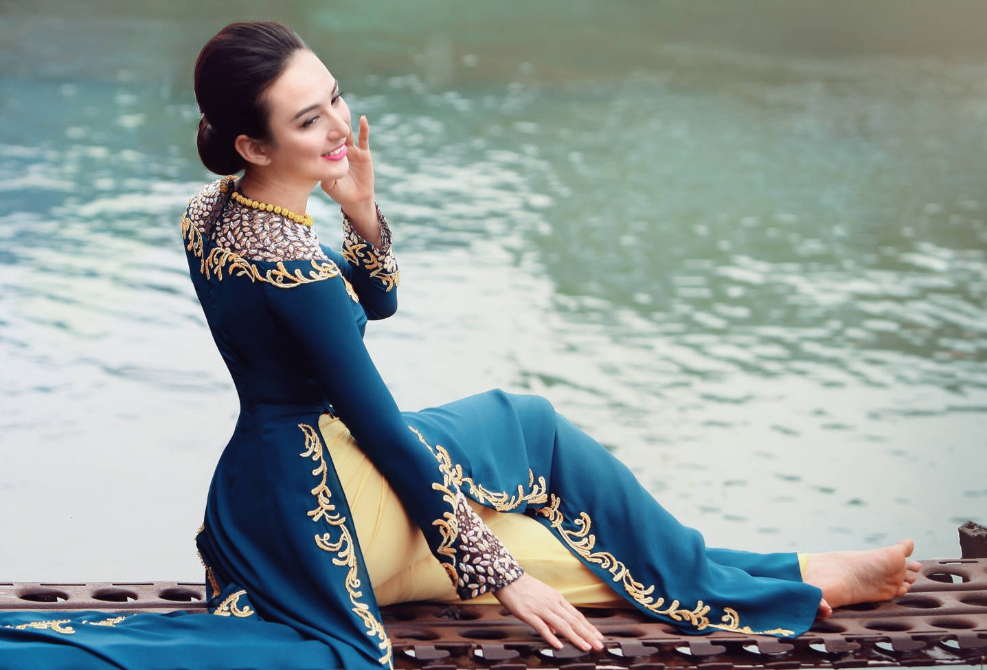 Ngoc Diem quyen ru voi ao dai ren cach tan hinh anh