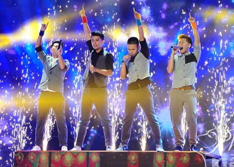 Mashup Em ke anh nghe, Firework - O Plus hinh anh