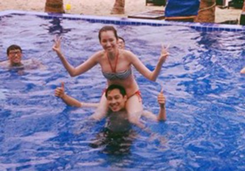 Truc Diem dien bikini tinh nghich ngoi len vai ban trai hinh anh