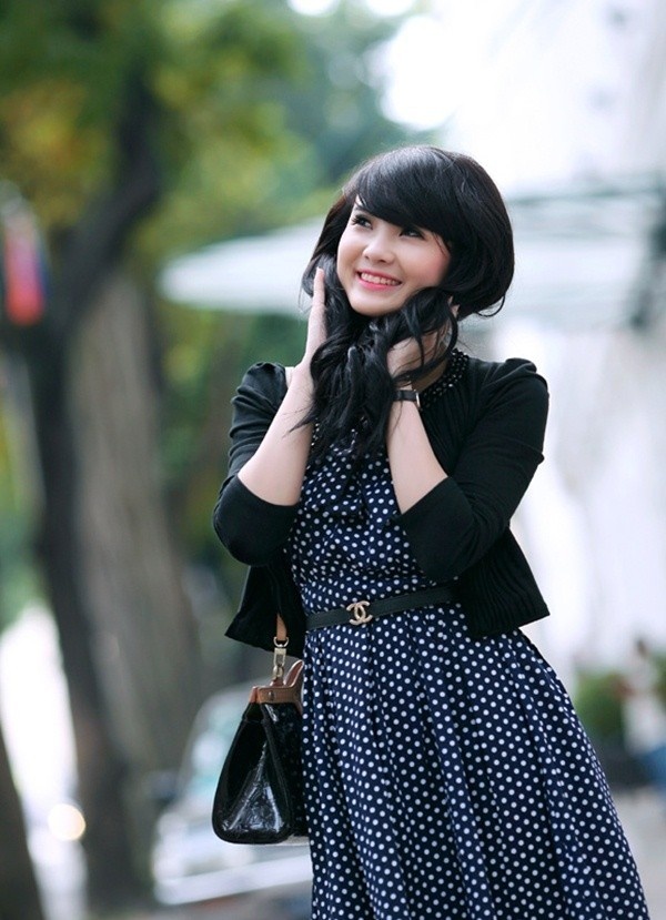 Cô em gái Khánh Chi của Công Vinh cũng được đánh giá là khá xinh xắn. Khánh Chi cũng đang cố gắng từng ngày để thoát cái bóng của 