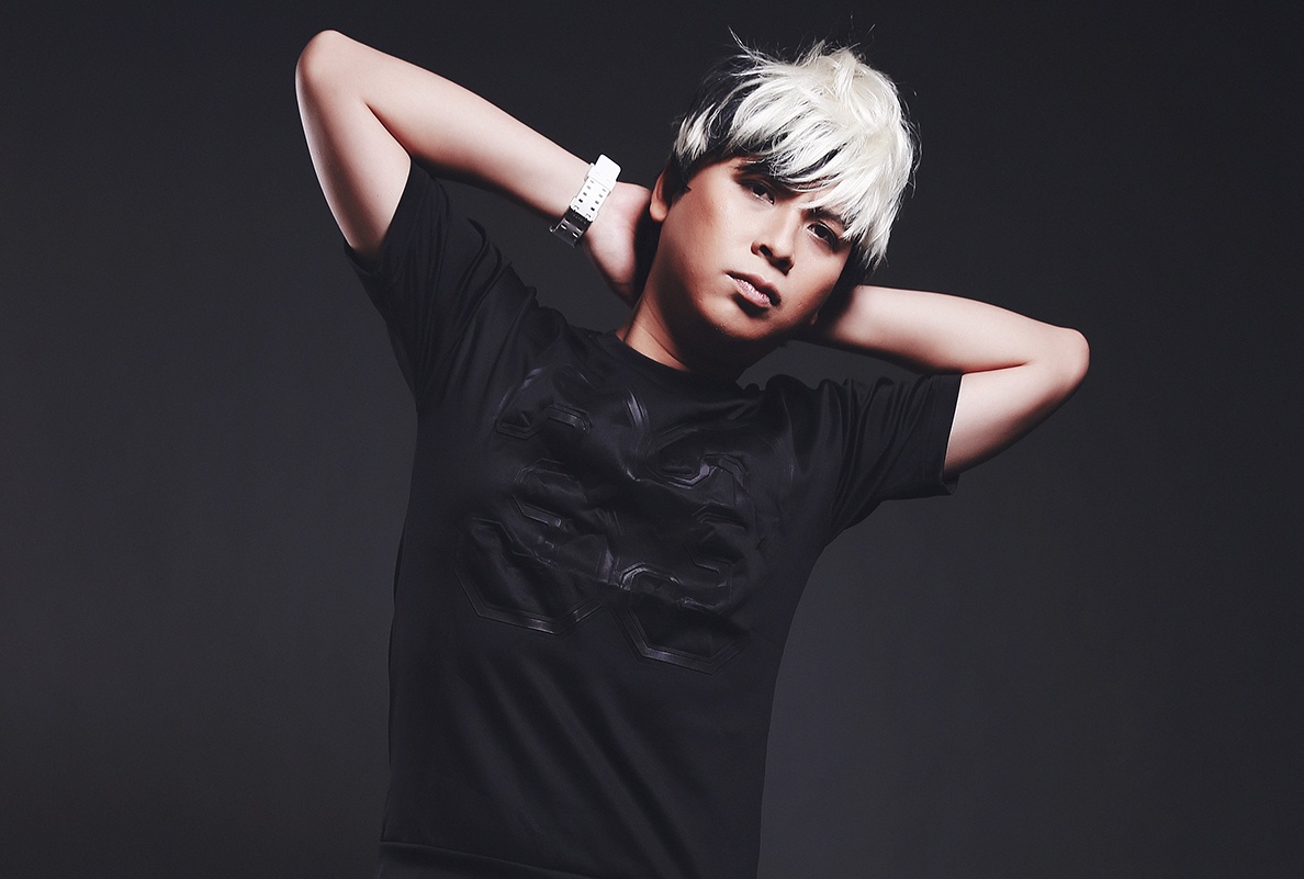 NTK Van Thanh Cong nhuom toc bach kim lam nguoi mau hinh anh