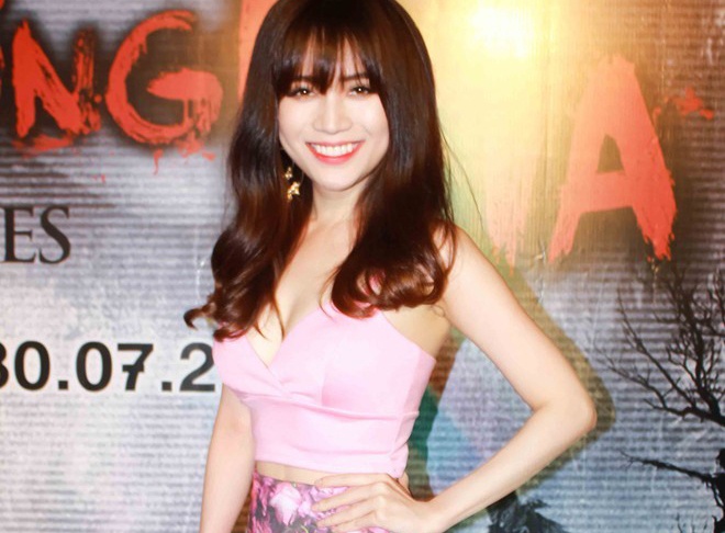 VJ Si Thanh mac lai ao bra-top nong bong voi Toc Tien hinh anh