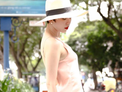 My nhan Viet nghien mot ao hai day, vay ngu khi xuong pho hinh anh