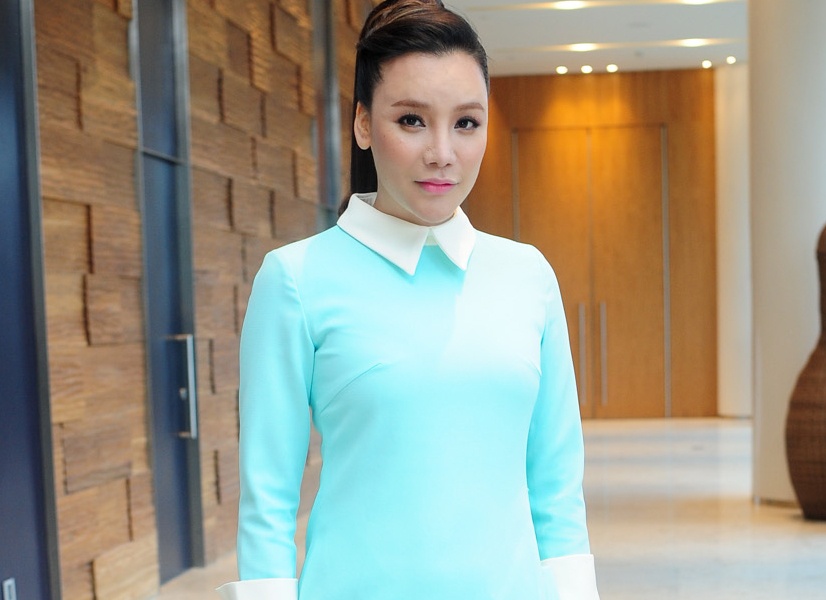 Ho Quynh Huong dien vay suong 'giau dang' noi bat o su kien hinh anh