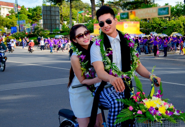 Hoa hau Thu Thao doi mua dien catwalk hinh anh