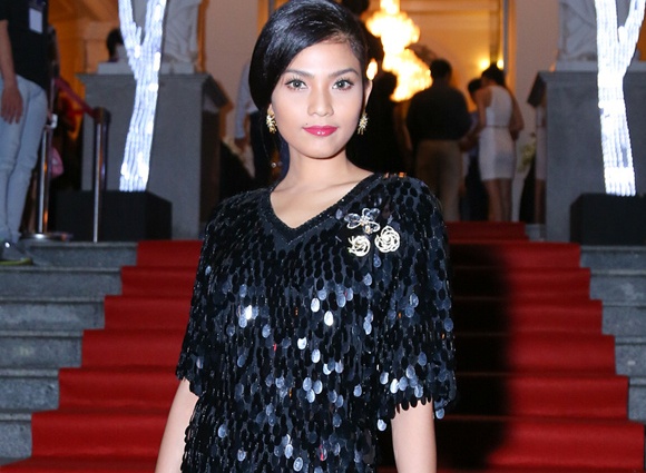 Truong Thi May dien dam cu 30 nam cua me dan dau top sao dep hinh anh