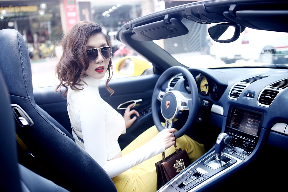 Ngoc Quyen lai xe mui tran hon 3 ty dao pho Sai Gon hinh anh