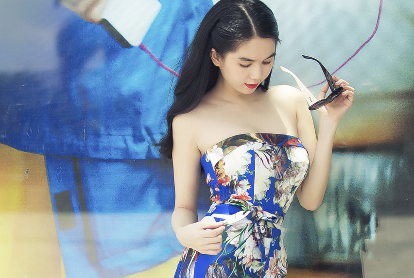 Ngoc Trinh khoe vai tran tren duong pho Sai thanh hinh anh