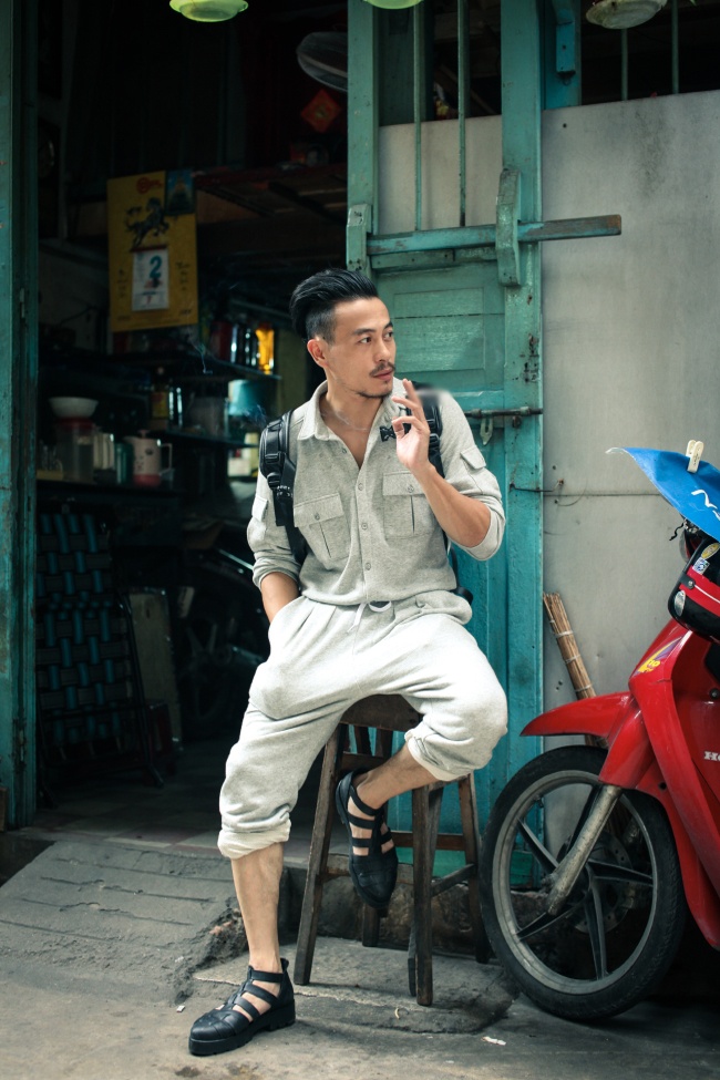 NTK Trương Thanh Long trông phủi bụi và phóng khoáng với trang phục thể thao khỏe khoắn, hiện đại.