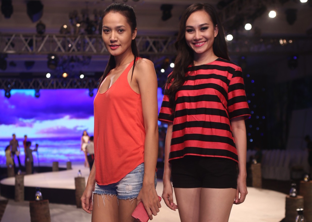 Mau nu dien shorts ngan khoe chan dai tren san tap hinh anh