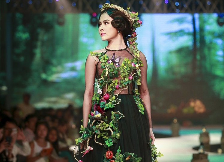 Van Trang dien ao dai ket day hoa la lam vedette an tuong hinh anh