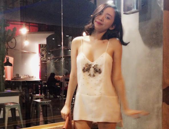 Toc Tien bi che kem duyen khi dien mot vay ngu ra pho hinh anh