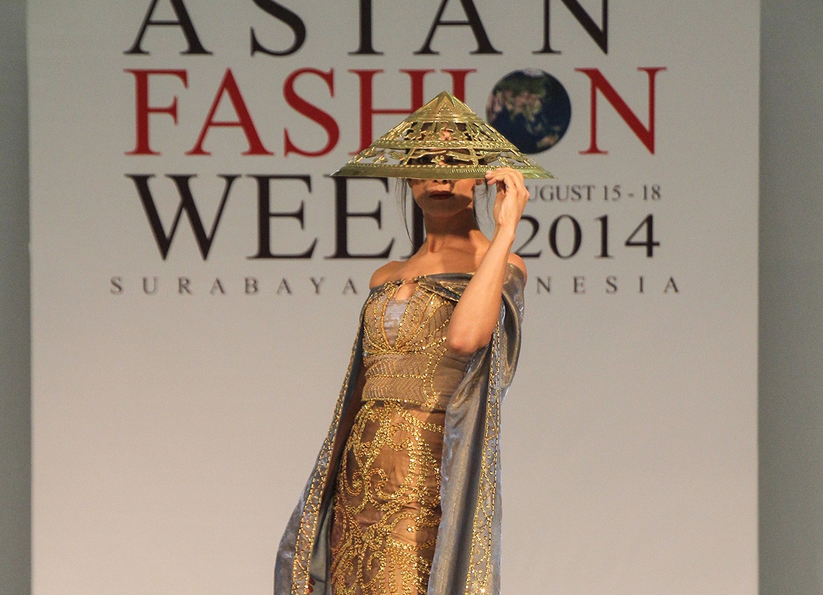 NTK Văn Thành Công và một số nhà thiết kế Việt vừa tham gia sự kiện Tuần lễ thời trang châu Á - Asian Fashion Week 2014, diễn ra tại Indonesia vào ngày 15 - 18/8. Ở show diễn châu Á, NTK Văn Thành Công đem đến bộ sưu tập Dấu ấn vàng son với những họa tiết rồng, phượng và trống đồng Đông Sơn được in thêu tinh xảo trên thân áo. BST có gam màu chủ đạo là ánh vàng kim loại. 