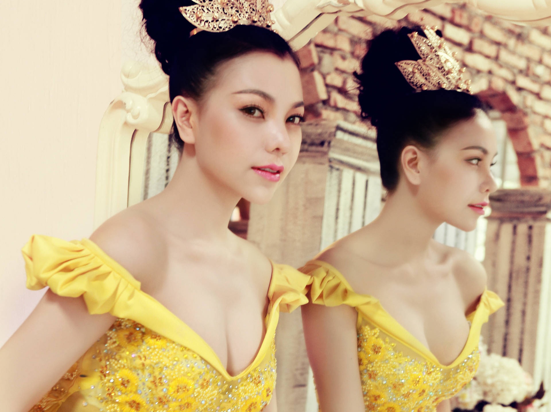 Tra Ngoc Hang dien ao dai tre vai lam co dau goi cam hinh anh