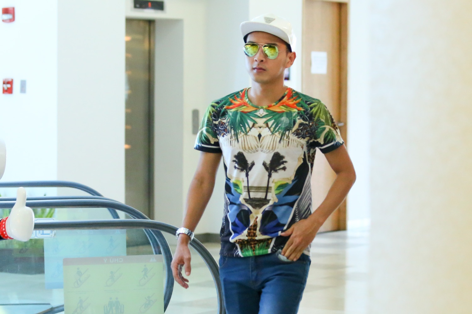 Ho Quang Hieu dien ao hoa sac so di hen ho ca phe hinh anh