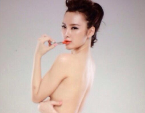 Angela Phuong Trinh khoe anh hau truong chup ban nude hinh anh