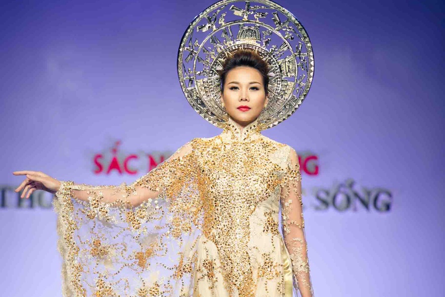 Thanh Hang quy phai dien BST ao dai dinh 15 kg vang la hinh anh