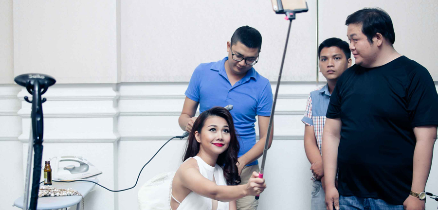 Thanh Hang tranh thu chup hinh 'tu suong' o hau truong hinh anh