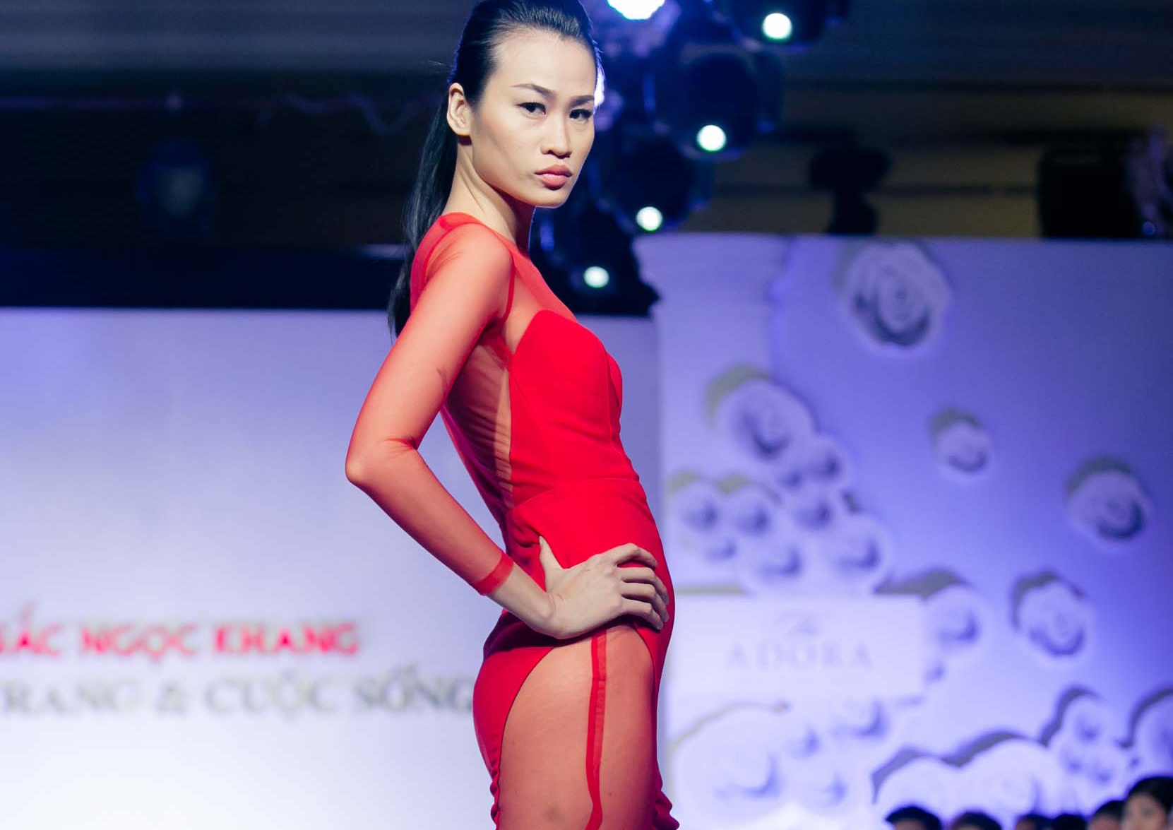 Bien tap vien thoi trang mac vay khong noi y tren san dien hinh anh