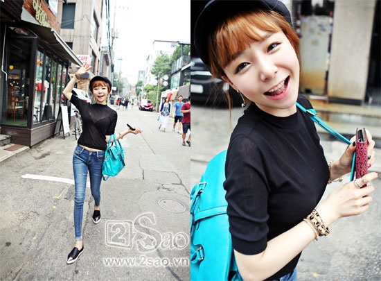 Quần jeans là trang phục quen thuộc mà bất kỳ tín đồ trang cũng sở hữu  trong tủ đồ của đồ của mình. Để quần jeans thêm ấn tượng bạn nên mix thêm túi xách màu sắc đi cùng.