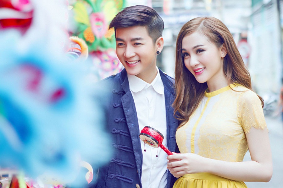 Kelly dien vay ngan xuong pho don trung thu cung hot boy hinh anh