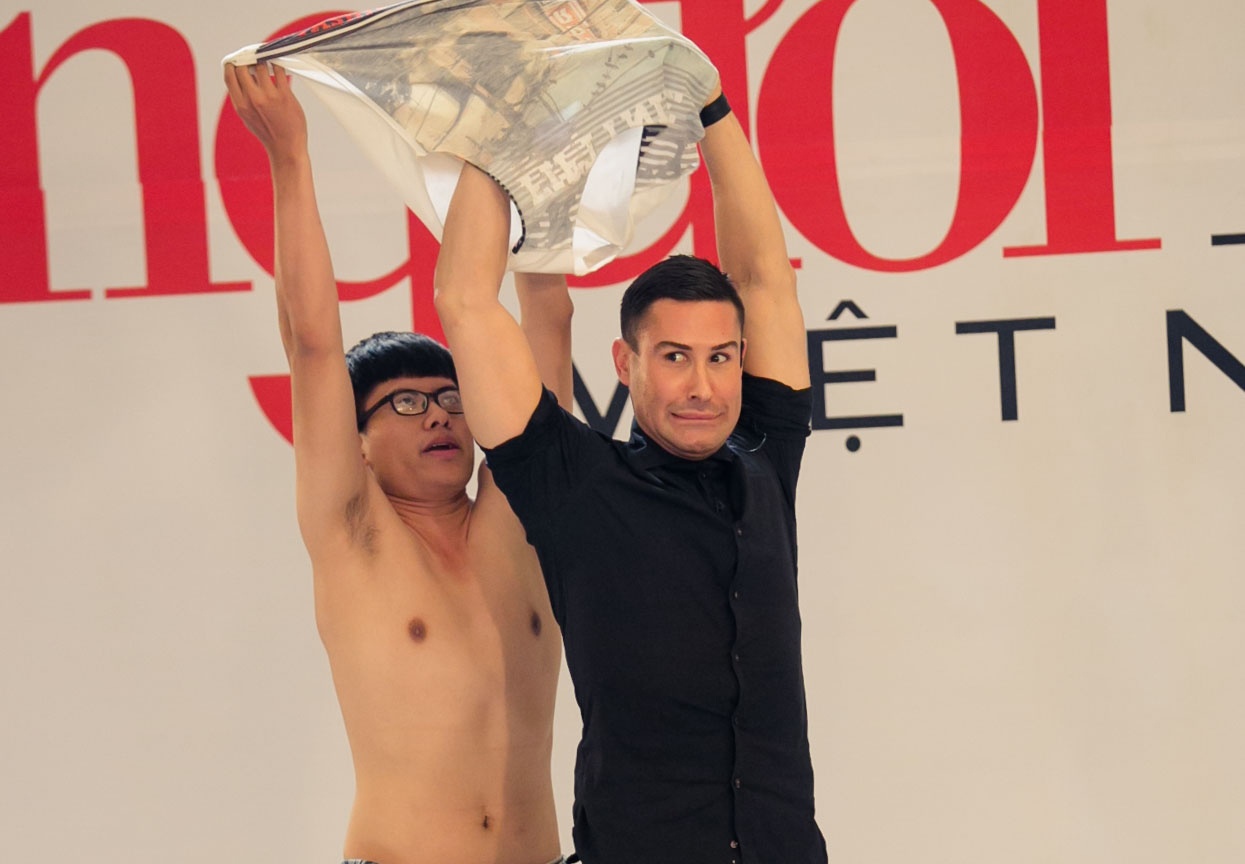 Thi sinh Next Top coi ao tang giam khao ngay tren san dien hinh anh